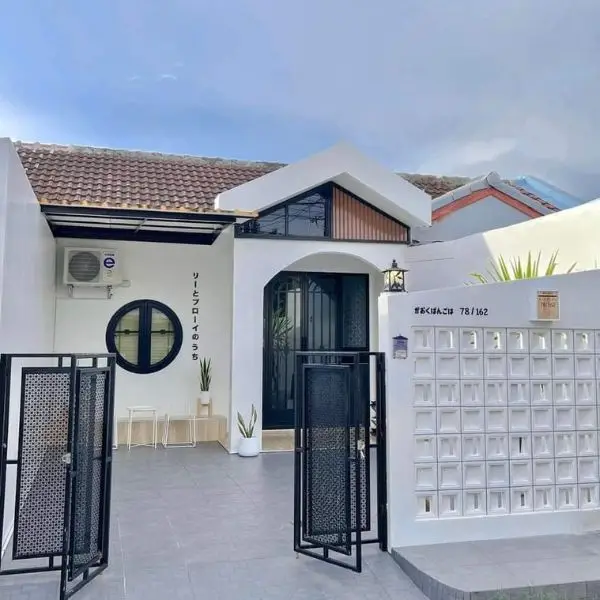 Desain Rumah Sederhana dengan Pagar Tembok Pendek dengan Roster